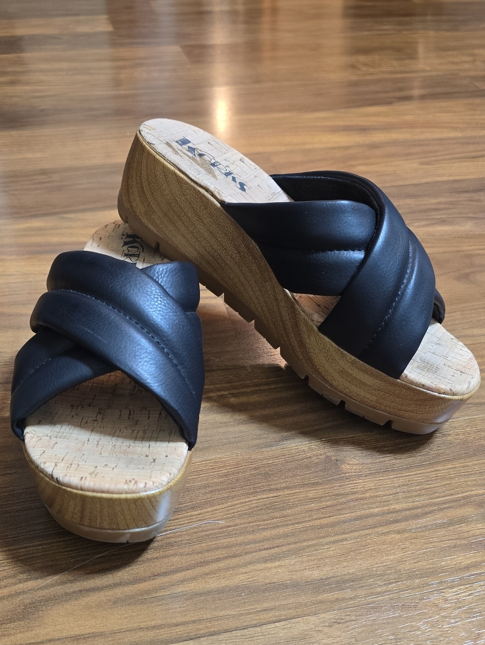 KORKS FAITHE Criss-Cross Wedge Sandals